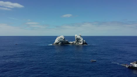 Tauchboot-In-Der-Nähe-Der-Mit-Guano-Bedeckten-Felseninsel-Roca-Partida-Im-Pazifik,-Luftaufnahme