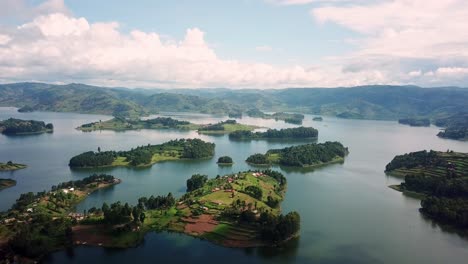 Lake-Bunyonyi-With-Lush-Green-Islands-In-Uganda,-East-Africa
