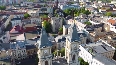 Vista-De-Pájaro-De-La-Ciudad-De-Ostrava,-República-Checa,-Muestra-Edificios-Arquitectónicos-Y-Torre-Del-Reloj