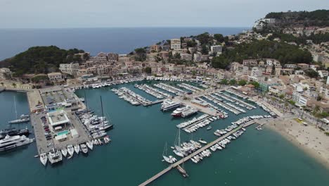 Aerial-View-of-Boats-Docked-at-Port-Soller-in-Mallorca,-Spain