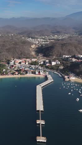 Vertikales-Drohnenvideo-Der-Buchten-Von-Huatulco,-Oaxaca