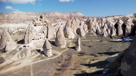 Chimeneas-De-Hadas-De-Capadocia-Turquía:-Vista-Aérea-Por-Drones-De-Formaciones-Rocosas-De-Pilares-Geológicos-Formadas-Por-La-Erosión