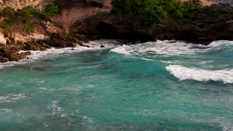 Felsige-Bucht-Mit-Leuchtend-Türkisfarbenem-Wasser-An-Der-Blauen-Lagune-Von-Nusa-Ceningan-Auf-Bali,-Indonesien