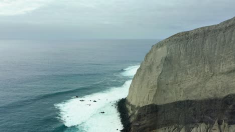 Escarpados-Acantilados-Rocosos-Caen-En-Aguas-Costeras-En-Un-Día-Nublado,-Islas-San-Benedicto-Revillagigedo-México