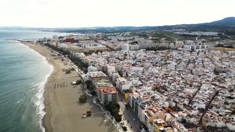 Wunderschönes-Stadtbild-Von-Estepona-Zwischen-Meer-Und-Bergen,-Panoramablick-Aus-Der-Luft