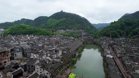 Casco-Antiguo-De-Fenghuang-Con-El-Puente-Del-Arco-Iris-Y-La-Pagoda-Wanming-Junto-A-Las-Montañas-Y-El-Río-Tuo-Riang