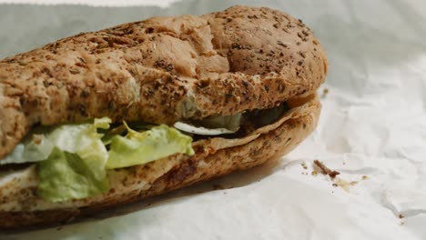 Leckeres-Sub-Sandwich-Aus-Nächster-Nähe-Mit-Steak,-Salat-Und-Gurke