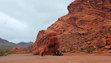 Lone-Rock-at-the-Valley-of-Fire-in-Nevada,-Picnic-Area