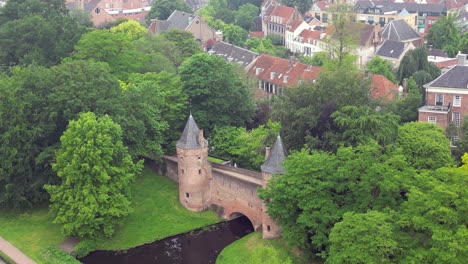 Lieve-Vrouwe-Chruch-Tower-and-Monnikendam-Gate-at-Amersfoort-city,-the-netherlands