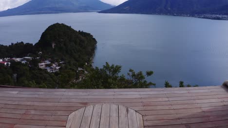 Atitlan,-Toliman-Und-San-Pedro-Vulkane-Und-Blick-Auf-Den-See-Vom-Frühstückstisch-Im-Resort