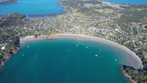 Big-Oneroa-Beach-Und-Oneroa-Siedlungen-Auf-Waiheke-Island-Im-Norden-Neuseelands