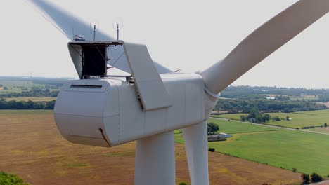 Gondel-Einer-Windkraftanlage-Von-Hinten-Mit-Einer-Drohne-Im-Orbit-Zur-Inspektion