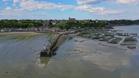 Cale-de-la-Fenetre-pier-and-beach-during-low-tide,-Brittany-in-France