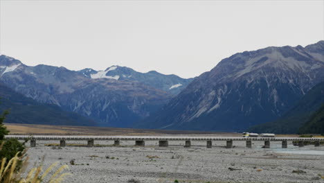 Camión-Grande-Cruzando-Un-Puente-Sobre-Un-Río-En-Arthurs-Pass,-Nueva-Zelanda