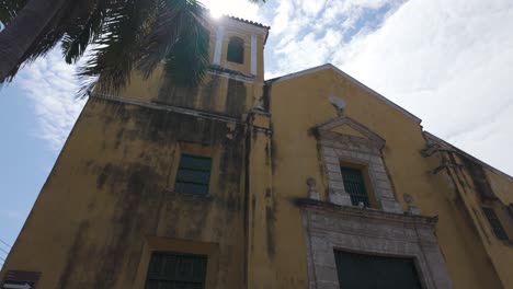 La-Histórica-Iglesia-De-La-Trinidad-En-Cartagena,-Colombia,-Vista-Desde-Un-ángulo-Bajo