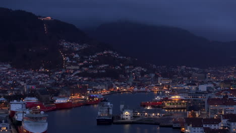 Drohnenaufnahme-Beim-Anflug-Auf-Bryggen-In-Bergen-Bei-Nacht