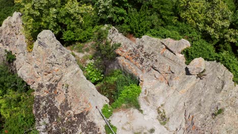 Die-Tauben-Steine---Gluhite-Kamani-Felsenheiligtum-Mit-Laub-Im-Rhodopengebirge,-Bulgarien