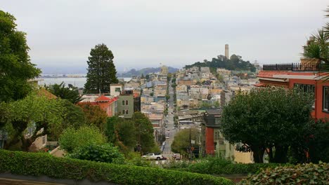 Vistas-Panorámicas-De-Lombard-Street-Con-La-Torre-Coit-En-La-Cima-De-La-Colina-Del-Pioneer-Park,-San-Francisco,-Estados-Unidos