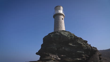 Nahaufnahme-Eines-Historischen-Leuchtturms-Auf-Einem-Schroffen-Felsen-Vor-Einem-Klaren-Blauen-Himmel