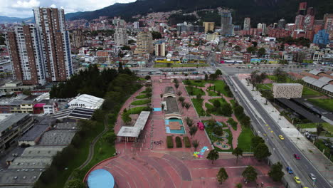 Aerial-view-flying-over-the-Parque-Renacimiento-park-in-cloudy-Bogota,-Colombia