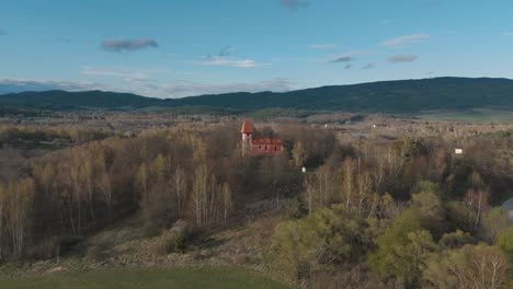 Volando-Hacia-La-Iglesia-Románica-De-San-Mikuláš-En-Boletice-En-Chequia