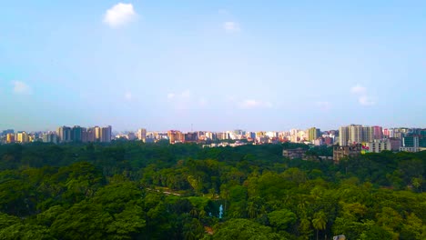 Stadtbild-Von-Dhaka-Vom-Ramna-Park-In-Bangladesch-Aus-Gesehen---Drohne-Aufsteigend