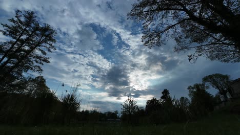 Timelapse-De-Un-Paisaje-Tranquilo-Bajo-Un-Espectacular-Cielo-Crepuscular-Que-Se-Mueve-Rápidamente,-Pasando-Del-Día-A-La-Noche.