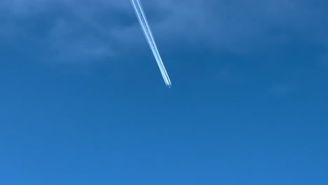 Estela-De-Un-Pesado-Jet-De-4-Motores-Disparado-Desde-Otro-Avión-Que-Volaba-Bajo-Unas-Nubes-Deshilachadas.