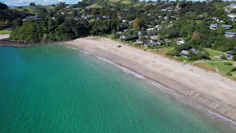 Sandstrand-Von-Palm-Beach-Und-Kristallklares-Wasser-Im-Sommer-In-Auckland,-Neuseeland