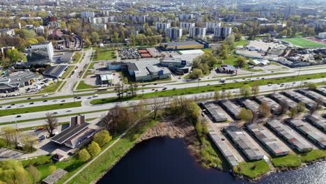 Panorama-Luftaufnahme-Der-Stadt-Riga-In-Lettland,-Verkehrsstraße-Mit-Herbstlichen-Stadtgebäuden