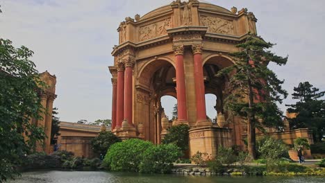 Der-Palace-Of-Fine-Arts-In-San-Francisco-Mit-Seiner-Wunderschönen-Architektur,-USA