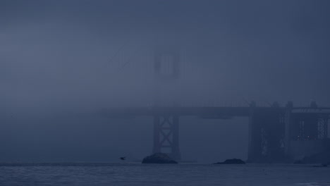 Golden-Gate-Bridge-In-Nebel-Gehüllt-Mit-Sanft-Brechenden-Wellen-In-Der-Bucht-Von-San-Francisco,-Vom-Baker-Beach-Aus-Gesehen