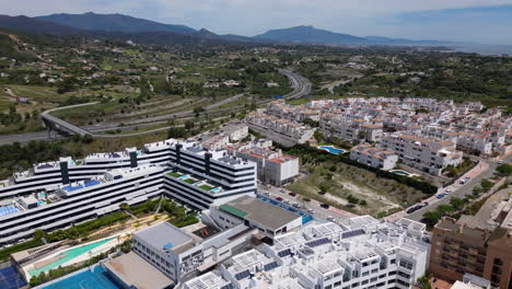 Luxuriöse,-Moderne-Apartmentgebäude-Oder-Hotels-In-Der-Stadt-Estepona,-Luftaufnahme-Einer-Drohne