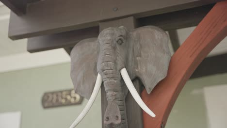 Una-Escultura-De-Cabeza-De-Elefante-Presentada-Como-Una-Hermosa-Decoración