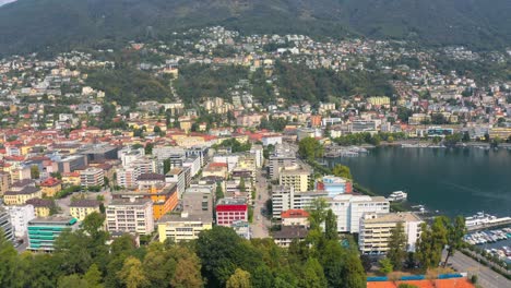 Vista-Aérea-Por-Drones-De-La-Pintoresca-Ciudad-De-Locarno-Con-Coloridos-Edificios-Y-Agua-En-Suiza