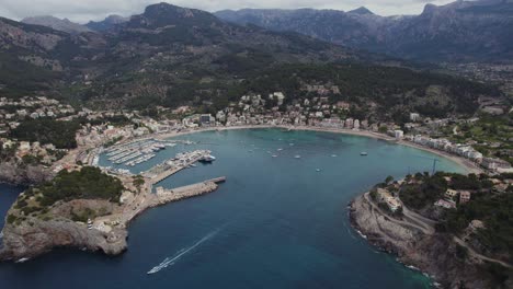 Vista-Aérea-Del-Puerto-De-Soller-En-Mallorca,-España.