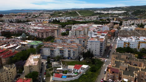 Wohngebäude-Der-Stadt-Estepona,-Panoramablick-Aus-Der-Luft