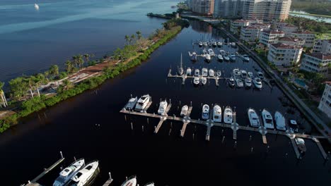 Drohnen-Luftaufnahme-Von-Großen-Booten-In-Einem-Hafen-In-Florida-An-Einem-Sonnigen-Morgen