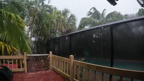Schwerer-Hagelsturm-Trifft-Pool-Veranda-Und-Deck,-Florida