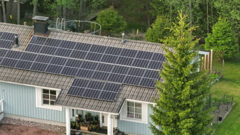 Casa-De-Campo-Con-Energía-Solar,-En-Un-Día-De-Verano:-Disparo-De-Drones-Con-Lentes-De-Cultivo