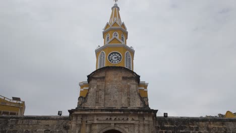 Clock-Tower-in-Cartagena,-Colombia,-standing-tall-under-a-cloudy-sky