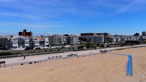 Una-Vista-Aérea-Del-Malecón-En-Far-Rockaway,-Queens-En-Un-Día-Soleado.