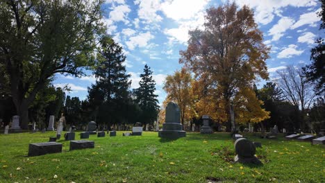 Wunderschöne-Herbstfarben-Auf-Einem-Historischen-Friedhof-Im-Mittleren-Westen
