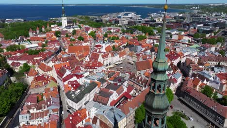 Un-Dron-Se-Aleja-Del-Casco-Antiguo-De-Tallin-Para-Revelar-San