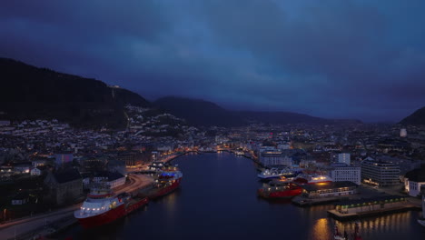 Drohnenaufnahme-über-Dem-Hafen-In-Bergen-Bei-Nacht