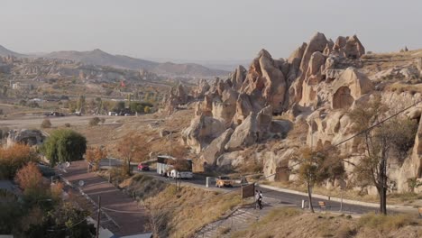 Coches-Que-Pasan-Por-La-Carretera-De-Capadocia-Desde-Lejos.