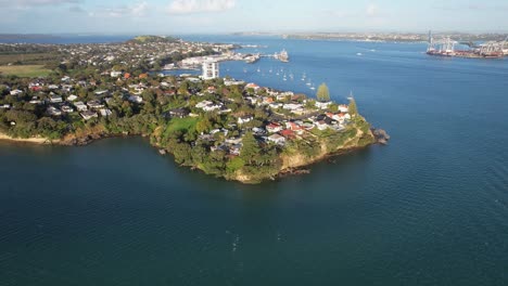 Vista-Aérea-Del-Suburbio-De-Stanley-Point-En-La-Costa-Norte-De-Auckland,-Nueva-Zelanda