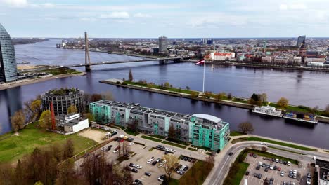 Drone-Revela-Letonia-Riga-Capital-Ciudad-En-El-Río-Zunds-Vista-Panorámica-Aérea-Frente-Al-Mar