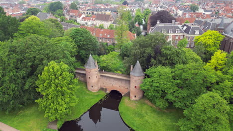 Luftaufnahme-Des-Lief-Vrouwe-Kirchenturms-Und-Des-Monkendam-Tors-In-Der-Stadt-Amersfoort,-Niederlande