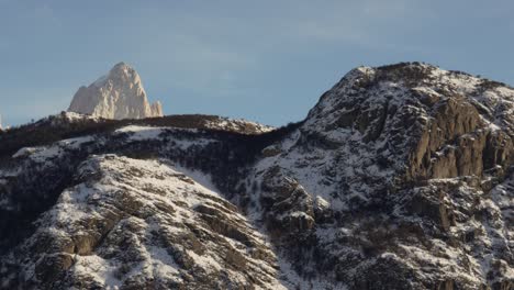Alejar-La-Perspectiva-Del-Rocoso-Y-Congelado-Monte-Fitz-Roy-En-La-Patagonia,-Argentina